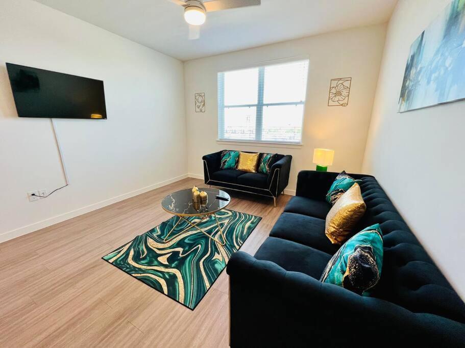 Charming Home: 2bd/2ba In Kyle, Tx! *